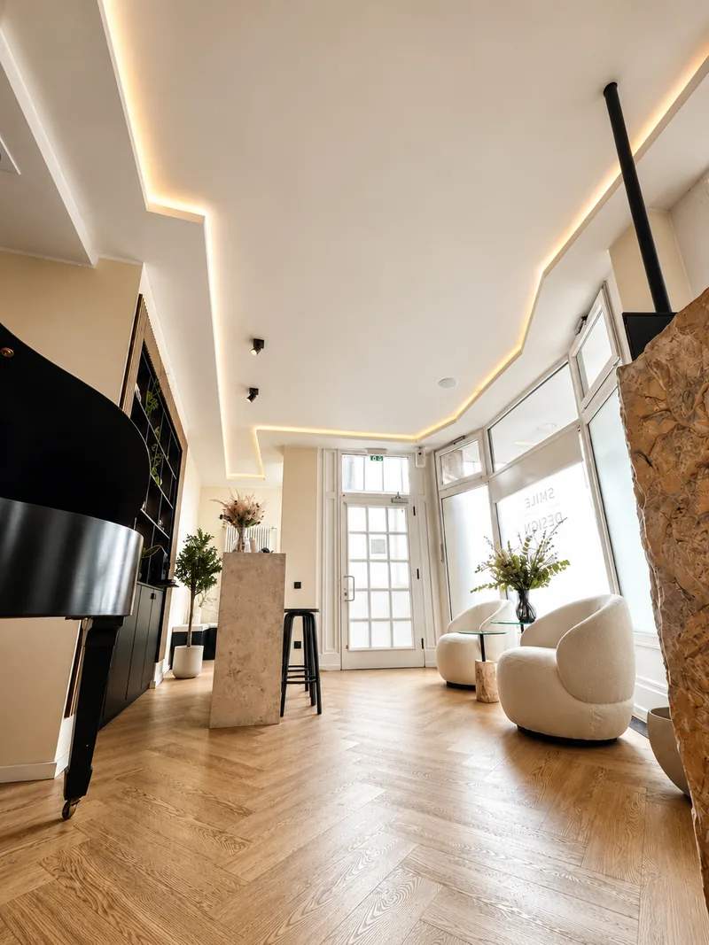 Eingangsbereich der Praxis mit Blick in die Lounge
