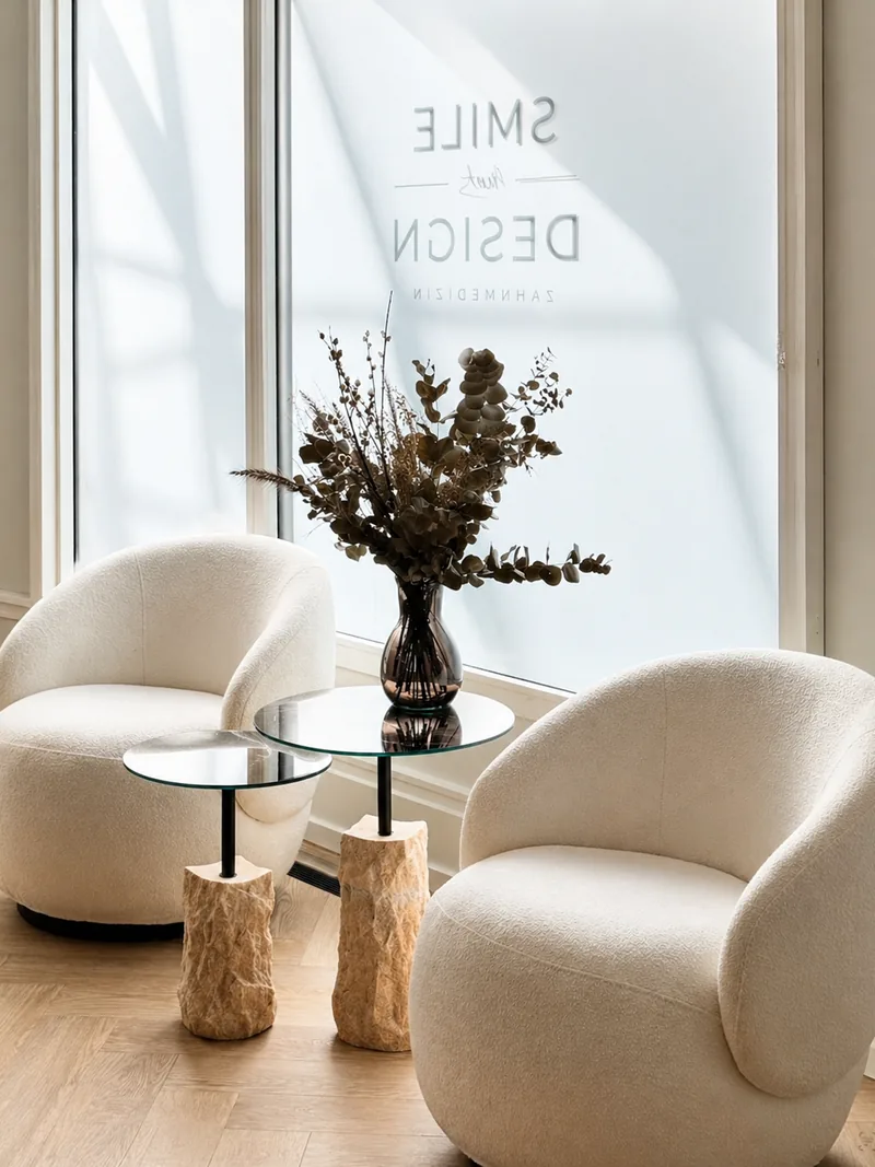 Sitzecke am Fenster mit Sesseln und Trockenblumen